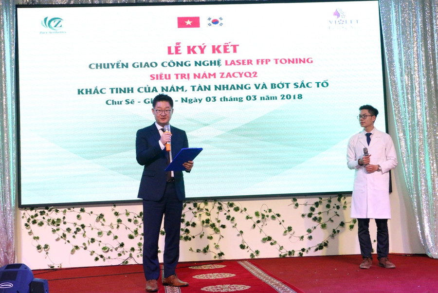 Chuyên gia Laser đến từ Hàn Quốc giới thiệu những ưu điểm vượt trội của Công nghệ Laser FFP 2 Toning. Ảnh: Q.T