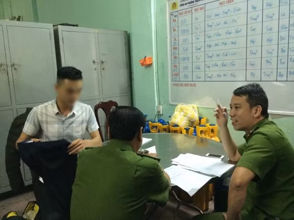 Phóng viên Nhân tại cơ quan công an.