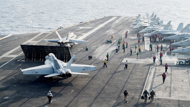 Các chiến đấu cơ trên boong tàu USS Carl Vinson hôm 23-2