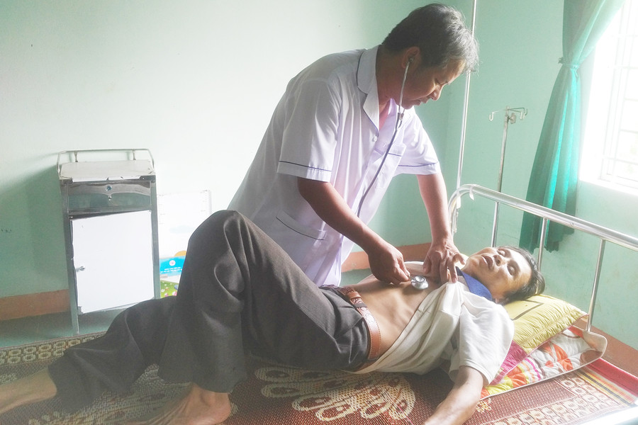 Nhiều người dân khám, điều trị đường ruột, cơ khớp do rượu gây ra. Ảnh: N.G