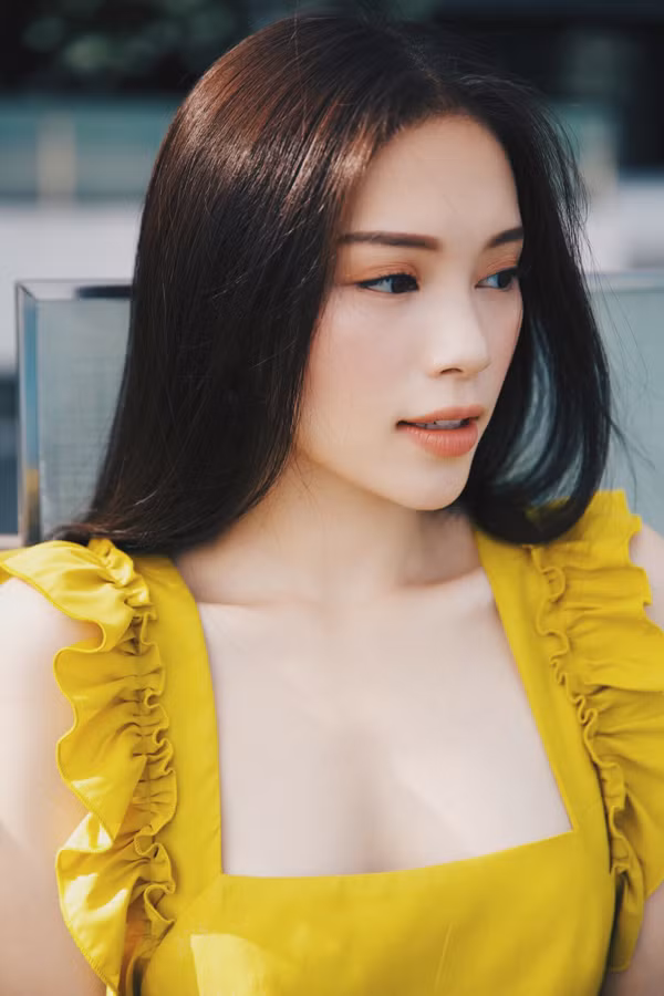 Những đường bèo nhún nhẹ nhàng được sử dụng khéo léo để tạo nên điểm nhấn uyển chuyển cho trang phục.