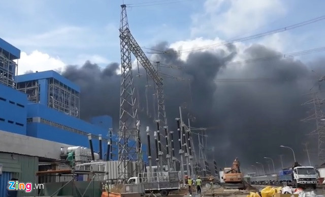 Thời điểm xảy ra cháy, các công nhân đang làm việc. Ảnh: Cắt từ clip.