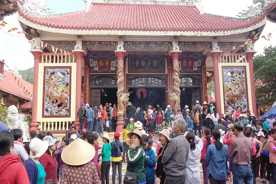 Hàng vạn du khách trẩy hội chùa Ông Núi. Ảnh: Văn Tố  Hàng vạn du khách trẩy hội chùa Ông Núi. Ảnh: Văn Tố