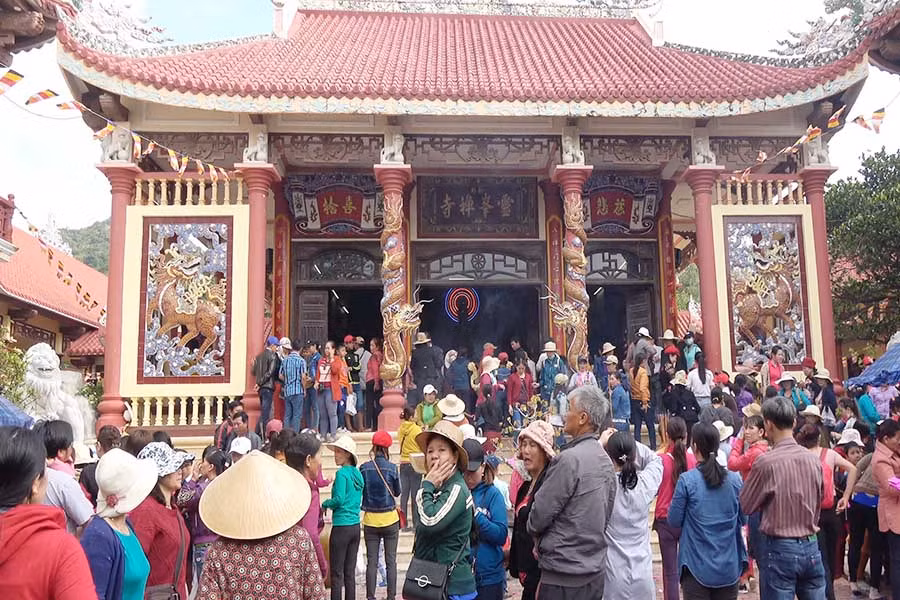  Hàng vạn du khách trẩy hội chùa Ông Núi. Ảnh: Văn Tố