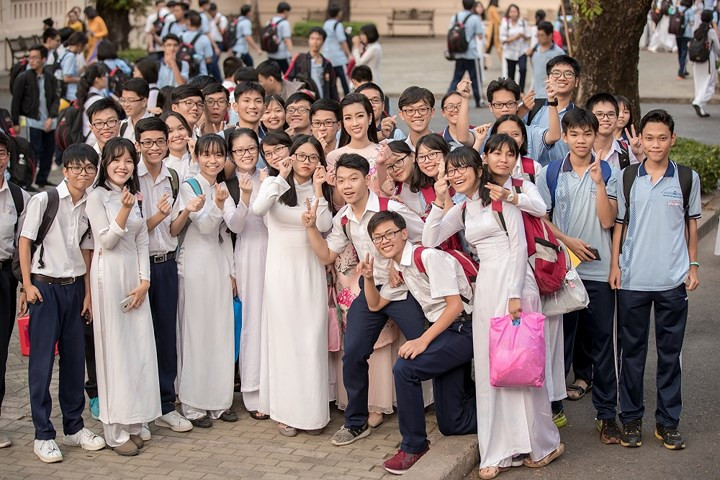  Đây lần thứ hai liên tiếp, hoa hậu Đỗ Mỹ Linh là đại sứ hình ảnh của Lễ hội Áo dài TPHCM và là thành viên trẻ nhất thuộc Ban giám khảo của cuộc thi Duyên dáng áo dài.