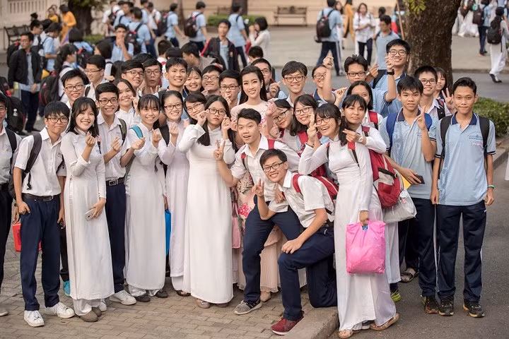  Đây lần thứ hai liên tiếp, hoa hậu Đỗ Mỹ Linh là đại sứ hình ảnh của Lễ hội Áo dài TPHCM và là thành viên trẻ nhất thuộc Ban giám khảo của cuộc thi Duyên dáng áo dài.