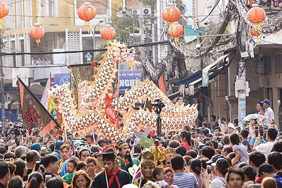 Du khách hưởng ứng lễ hội 