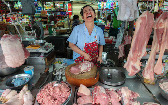 "Không phải người bán hàng ở chợ nào cũng thân thiện như cô bán thịt vui vẻ ở chợ Tân Định này. Một khi họ đã thân thiện thì việc lắng nghe cách họ cười đùa với nhau quả là một điều thú vị".