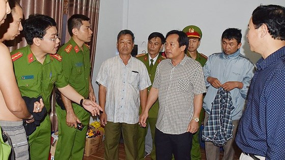 Đại tá Đặng Ngọc Sơn, Phó Giám đốc Công an tỉnh Thừa Thiên - Huế (áo ca rô ở giữa) trực tiếp điều tra phá án