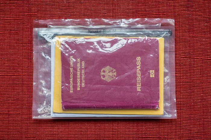 Lưu trữ giấy tờ tùy thân quan trọng trong những túi chống nước - Ảnh: Florianziegler. Lưu trữ giấy tờ tùy thân quan trọng trong những túi chống nước - Ảnh: Florianziegler.