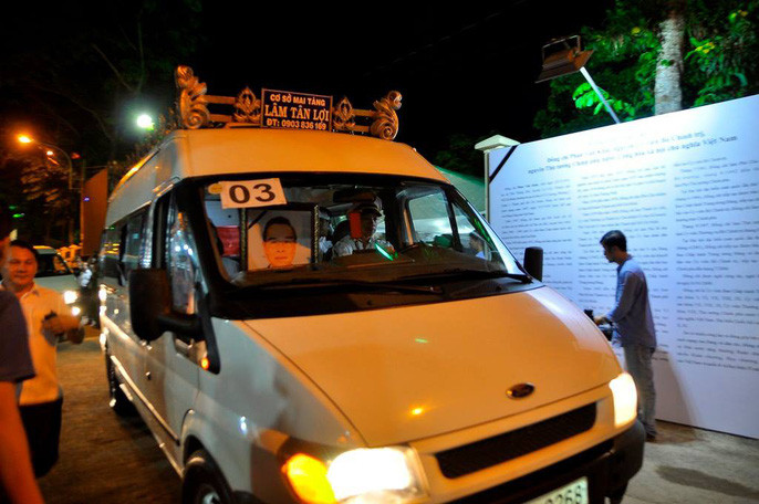 Xe đưa linh cữu cố Thủ tướng tới Hội trường Thống Nhất