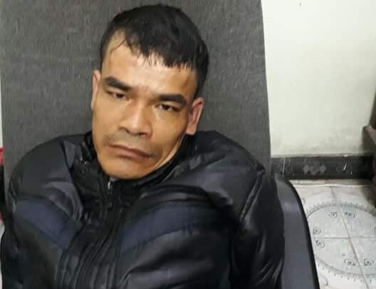 Tú bị bắt giữ khi dùng dao bầu chém CSGT ngay tại trụ sở công an. Tú bị bắt giữ khi dùng dao bầu chém CSGT ngay tại trụ sở công an.