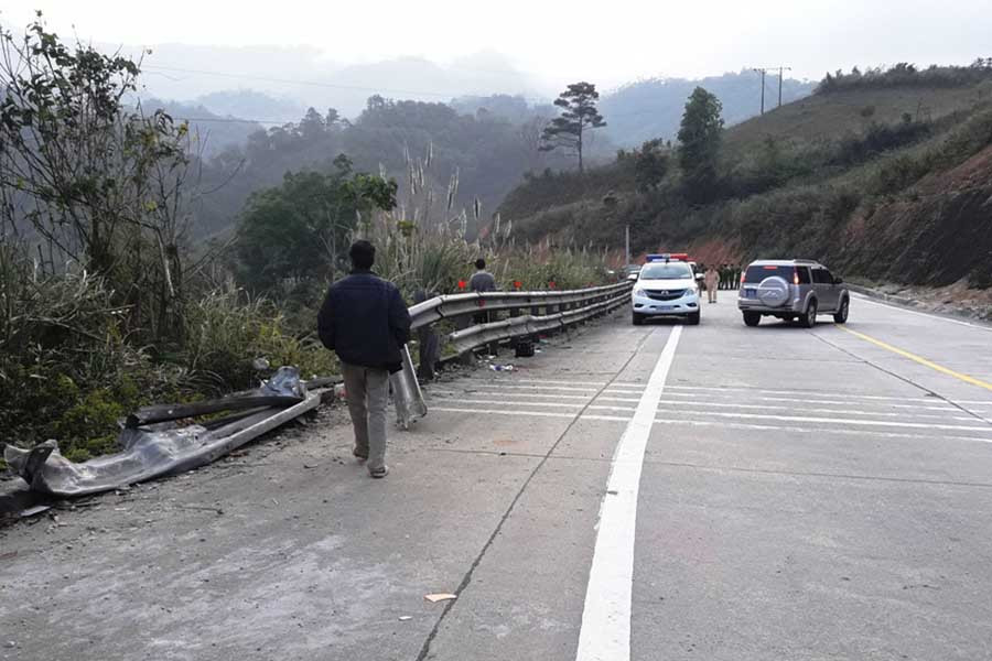 Xe ô tô húc tung lan can cứng bên đường và lao xuống vực. Ảnh: Hoài Trần