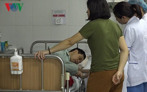Nghi phạm Bùi Văn Đông dùng búa sát hại vợ là Trần Thị Hiền, bác sỹ khoa sản Bệnh viện Đa khoa tỉnh Lào Cai. Nghi phạm Bùi Văn Đông dùng búa sát hại vợ là Trần Thị Hiền, bác sỹ khoa sản Bệnh viện Đa khoa tỉnh Lào Cai.
