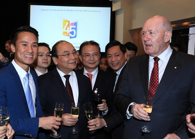 Thủ tướng Nguyễn Xuân Phúc và Toàn quyền Australia Peter Cosgrove AK MC dự tiệc. (Ảnh: Thống Nhất/TTXVN)