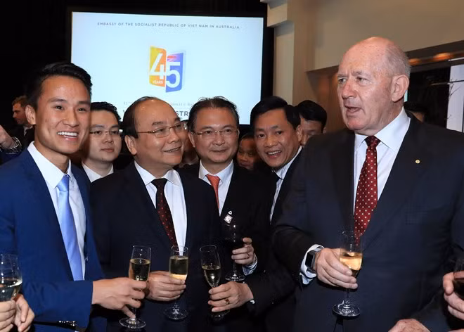 Thủ tướng Nguyễn Xuân Phúc và Toàn quyền Australia Peter Cosgrove AK MC dự tiệc. (Ảnh: Thống Nhất/TTXVN)