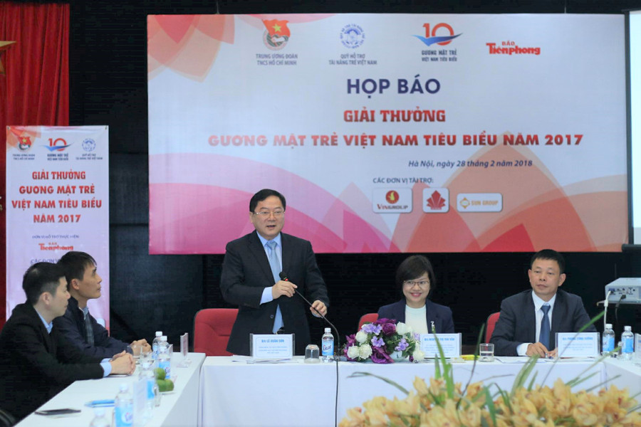 Ông Lê Xuân Sơn, Tổng biên tập Báo Tiền Phong, đại diện ban tổ chức thông tin về giải thưởng Gương mặt trẻ Việt Nam tiêu biểu năm 2017. Ảnh: Thanh Hùng. 