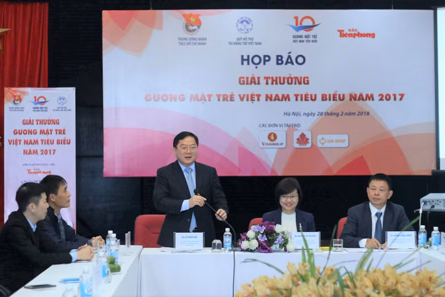 Ông Lê Xuân Sơn, Tổng biên tập Báo Tiền Phong, đại diện ban tổ chức thông tin về giải thưởng Gương mặt trẻ Việt Nam tiêu biểu năm 2017. Ảnh: Thanh Hùng. 