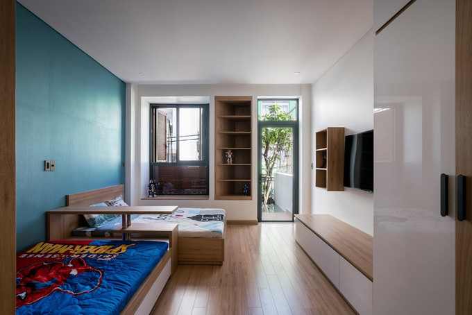 Gia chủ yêu cầu nhà đơn giản nhưng phải có nhiều chỗ chơi cho hai con. Ngoài các khoảng sân quanh giếng trời, phòng của các bé cũng có ban công rộng bên ngoài. Gia chủ yêu cầu nhà đơn giản nhưng phải có nhiều chỗ chơi cho hai con. Ngoài các khoảng sân quanh giếng trời, phòng của các bé cũng có ban công rộng bên ngoài.