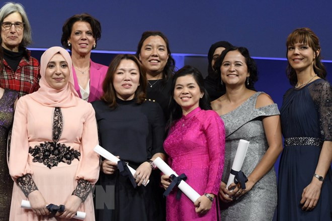  Tiến sỹ Nguyễn Thị Hiệp (áo dài hồng, hàng trên) trong lễ trao giải. (Ảnh: Linh Hương/TTXVN)