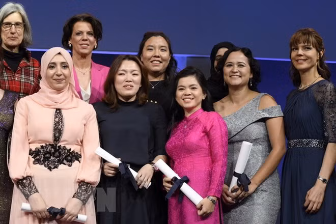  Tiến sỹ Nguyễn Thị Hiệp (áo dài hồng, hàng trên) trong lễ trao giải. (Ảnh: Linh Hương/TTXVN)