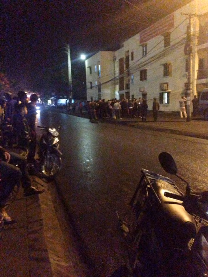 Rất đông người dân và công nhân hiếu kỳ tập trung tại hiện trường nơi phát hiện anh Quang tử vong.