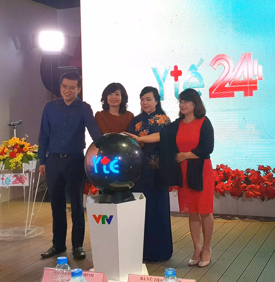 Bộ trưởng Nguyễn Thị Kim Tiến bấm nút ra mắt bản tin Y tế 24h và chuyên trang Y tế 24h của Trung tâm Tin tức VTV24.