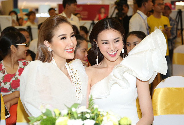 Nếu Lan Ngọc đầy quyến rũ trong bộ đầm trắng thì Bảo Thy lại hờ hững khoe vòng một căng tràn trong bộ jumpsuit được xẻ sâu ở phần ngực áo. Hai mỹ nhân của showbiz Việt nhận được khá nhiều lời khen bởi nhan sắc mặn mà, gợi cảm.