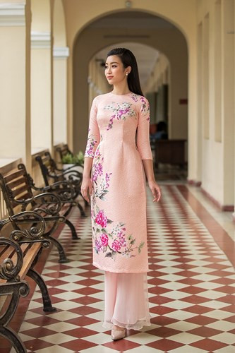 Vẻ đẹp dịu dàng của Hoa hậu Mỹ Linh trong tà áo dài.