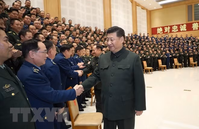  Chủ tịch Trung Quốc Tập Cận Bình (phải) trong cuộc gặp các sỹ quan cấp cao một đơn vị bộ đội địa phương tỉnh Tứ Xuyên ở thủ phủ Thành Đô ngày 12-2. (Nguồn: THX/TTXVN)