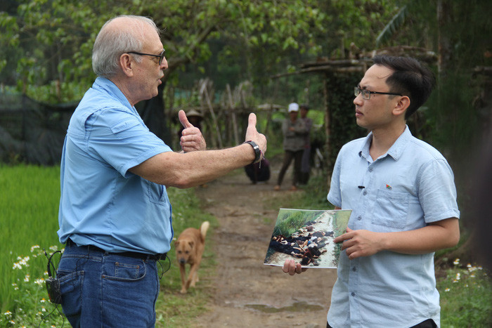 Ông Ronald kể lại bức ảnh chụp những xác thường dân vô tội ngay tại vị trí đã chụp bức ảnh này.