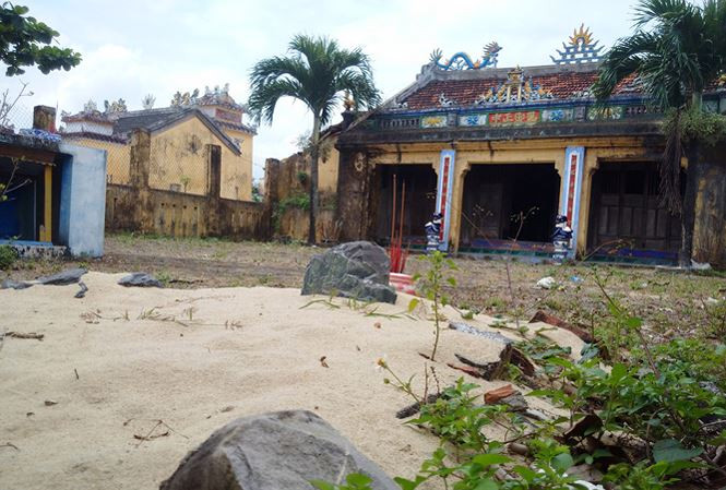 Ngôi mộ cá Ông còn mới phía trước lăng Ông Nam Ô.