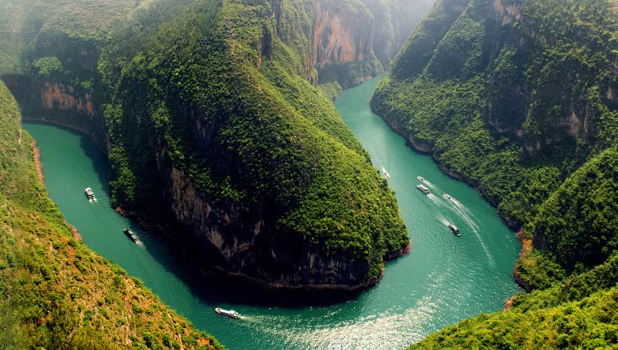 Trường Giang vắt ngang lãnh thổ Trung Quốc là sông dài nhất châu Á và đứng thứ 3 thế giới, với cảnh đẹp ngoạn mục và vị trí quan trọng trong kinh tế, văn hóa. Ảnh: Mundy Cruising.