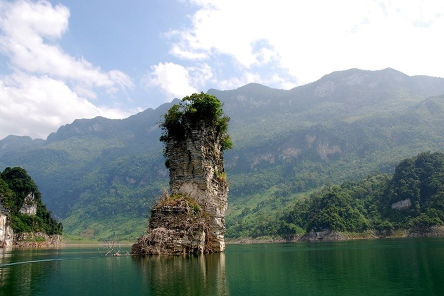 Núi Cọc Vài (Vài Phạ) sừng sững giữa lòng hồ. Núi Cọc Vài (Vài Phạ) sừng sững giữa lòng hồ.