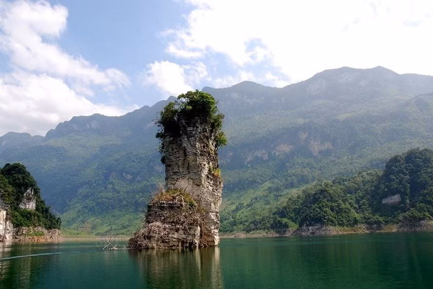 Núi Cọc Vài (Vài Phạ) sừng sững giữa lòng hồ.