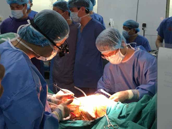 Các bác sĩ trong ca ghép phổi thành công đầu tiên ở Việt Nam. Các bác sĩ trong ca ghép phổi thành công đầu tiên ở Việt Nam.
