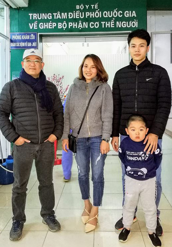 Tuấn Anh (phải) đưa bạn thân đi đăng ký hiến mô tạng. Ảnh: T.A.
