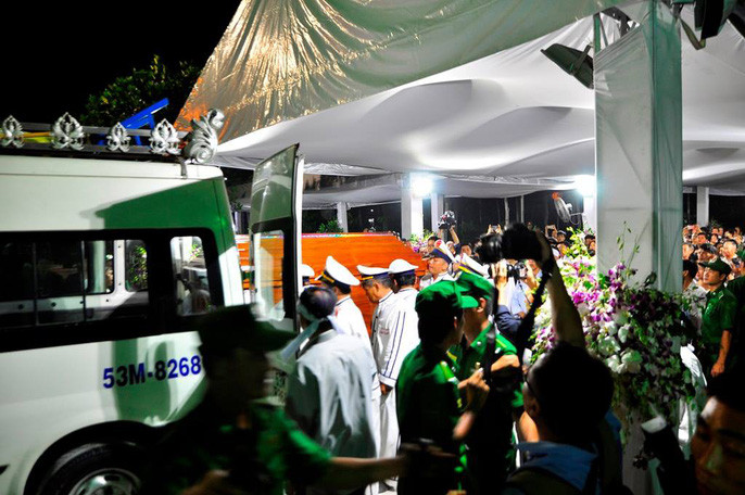 Linh cữu cố Thủ tướng được chuyển lên xe