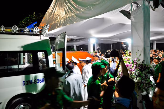 Linh cữu cố Thủ tướng được chuyển lên xe