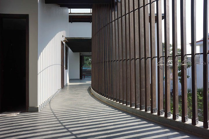 Xung quanh sử dụng hệ thống lam bằng gỗ thô mộc.