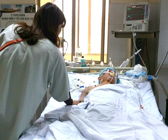 Giây phút cuối cùng của người vợ bên chồng trước khi anh ra đi và đem lại sự sống cho nhiều người khác - Ảnh: Trung tâm điều phối hiến ghép mô tạng quốc gia