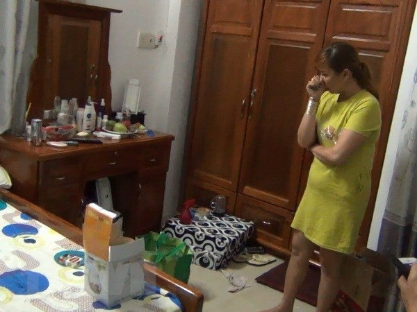 Công an bắt quả tang đối tượng Lê Thị Ngân cùng hơn 9kg ma túy đá tại nhà. Công an bắt quả tang đối tượng Lê Thị Ngân cùng hơn 9kg ma túy đá tại nhà.