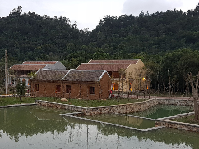 Làng nằm ngay dưới chân Yên Tử, phía sau là những cánh rừng bạt ngàn  Làng nằm ngay dưới chân Yên Tử, phía sau là những cánh rừng bạt ngàn