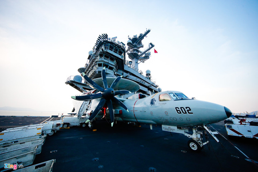 USS Carl Vinson được ví như một "pháo đài di động" trên biển với những hoạt động liên tục nhằm đảm bảo tính sẵn sàng chiến đấu. Mỗi ngày, các máy bay chiến đấu đều cất cánh thực hiện những vụ tuần tra trên các vùng biển xung quanh. Mỗi lần bay có thể kéo dài khoảng 3 giờ. "Nếu có ngày làm việc dưới 12-14 tiếng thì đó thực sự là một ngày hiếm hoi", một phi công từng chia sẻ trên trang GMA Network. USS Carl Vinson được ví như một