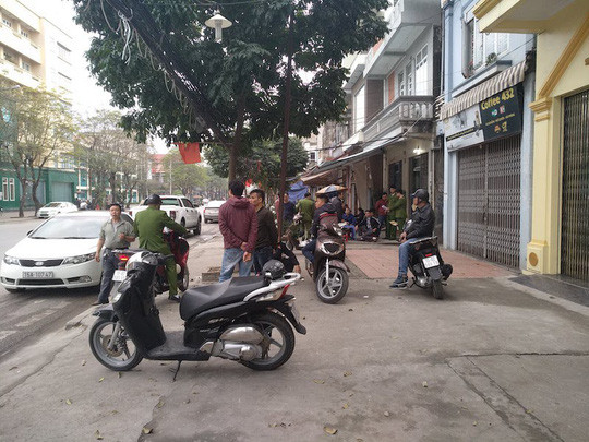 Lực lượng chức năng có mặt tại căn nhà xảy ra án mạng cháu chém chết cậu ruột trong cơn phê ma túy Lực lượng chức năng có mặt tại căn nhà xảy ra án mạng cháu chém chết cậu ruột trong cơn phê ma túy
