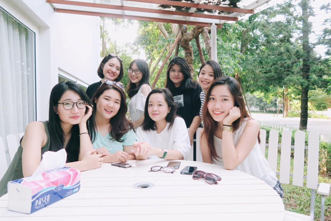 Quỳnh Anh (bìa phải) luôn tự tin tham gia các hoạt động cộng đồng. Quỳnh Anh (bìa phải) luôn tự tin tham gia các hoạt động cộng đồng.