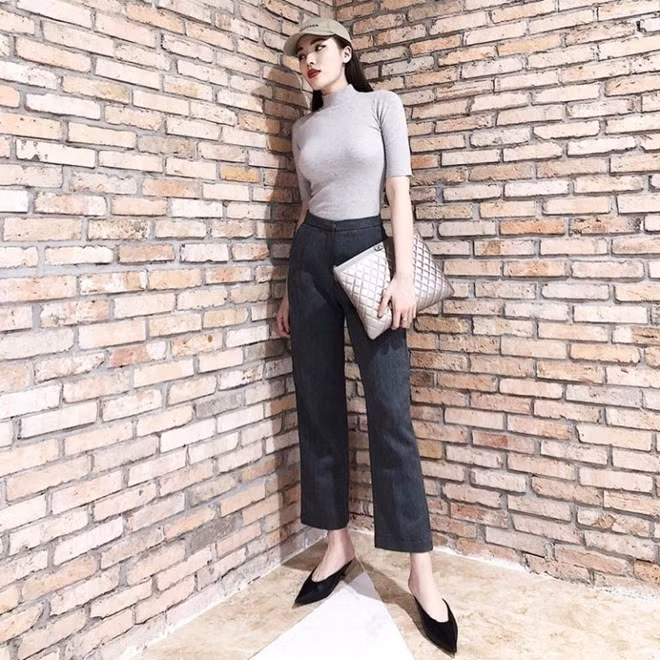 Chỉ với áo thun cổ trụ ôm sát, quần ống đứng và giày bệt mũi nhọn, Kỳ Duyên đã có được phép cộng ấn tượng để làm nổi bật vóc dáng lý tưởng.