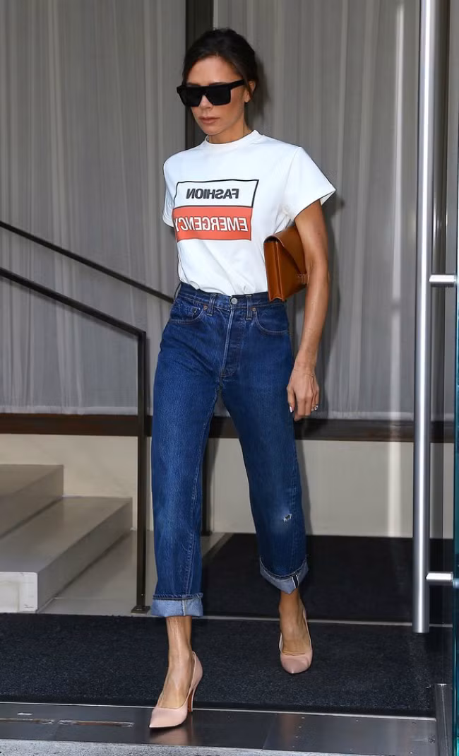 Victoria Beckham hạn chế giặt giũ để giữ dáng cho quần jeans. Victoria Beckham hạn chế giặt giũ để giữ dáng cho quần jeans.