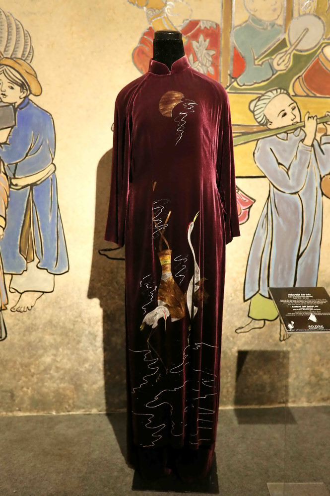 Áo dài của nguyên Phó chủ tịch nước Trương Mỹ Hoa, may năm 2002