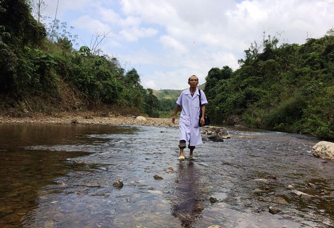 Bác sĩ Trịnh Đức Thiện vượt suối đến bản cứu người. Bác sĩ Trịnh Đức Thiện vượt suối đến bản cứu người.